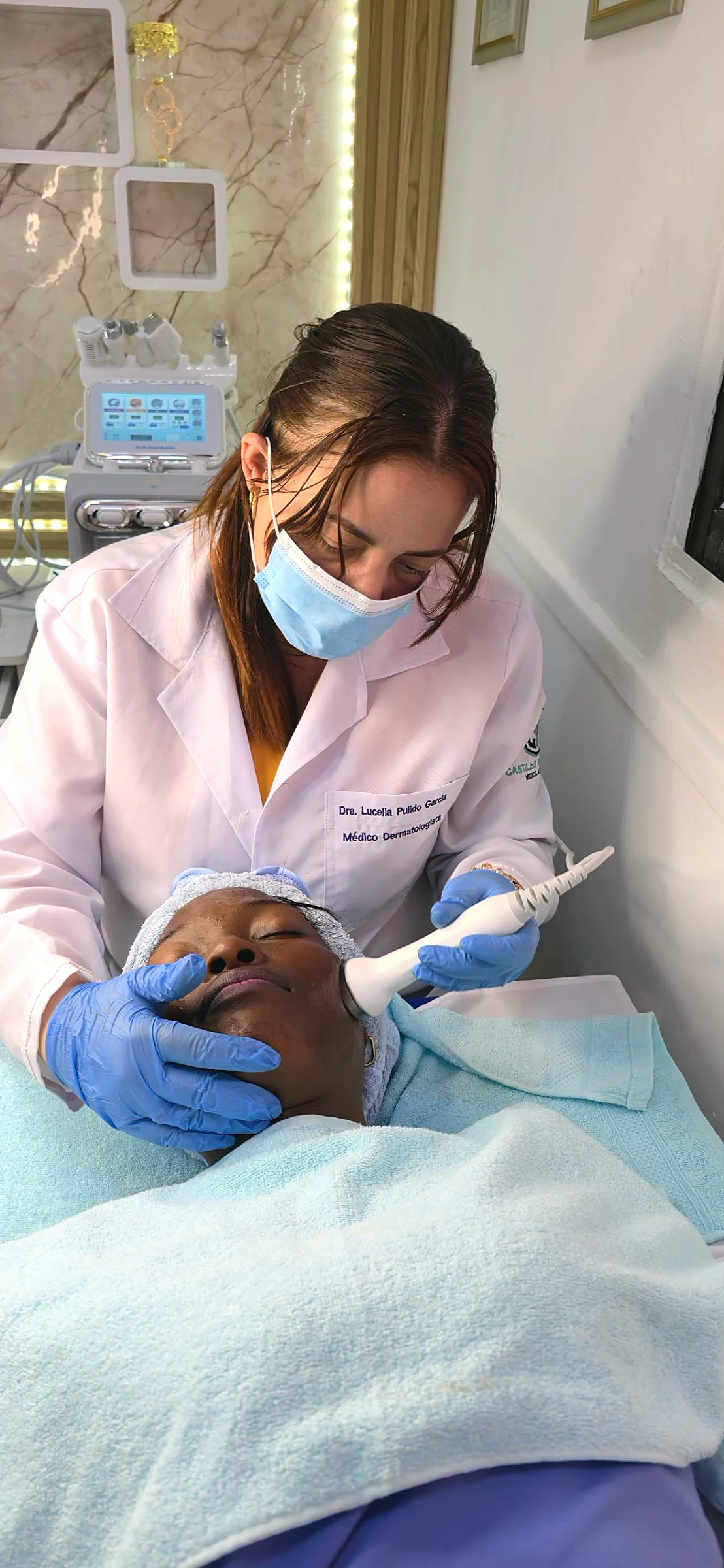 Dra. Lucelia Pulido García a realizar um tratamento facial
