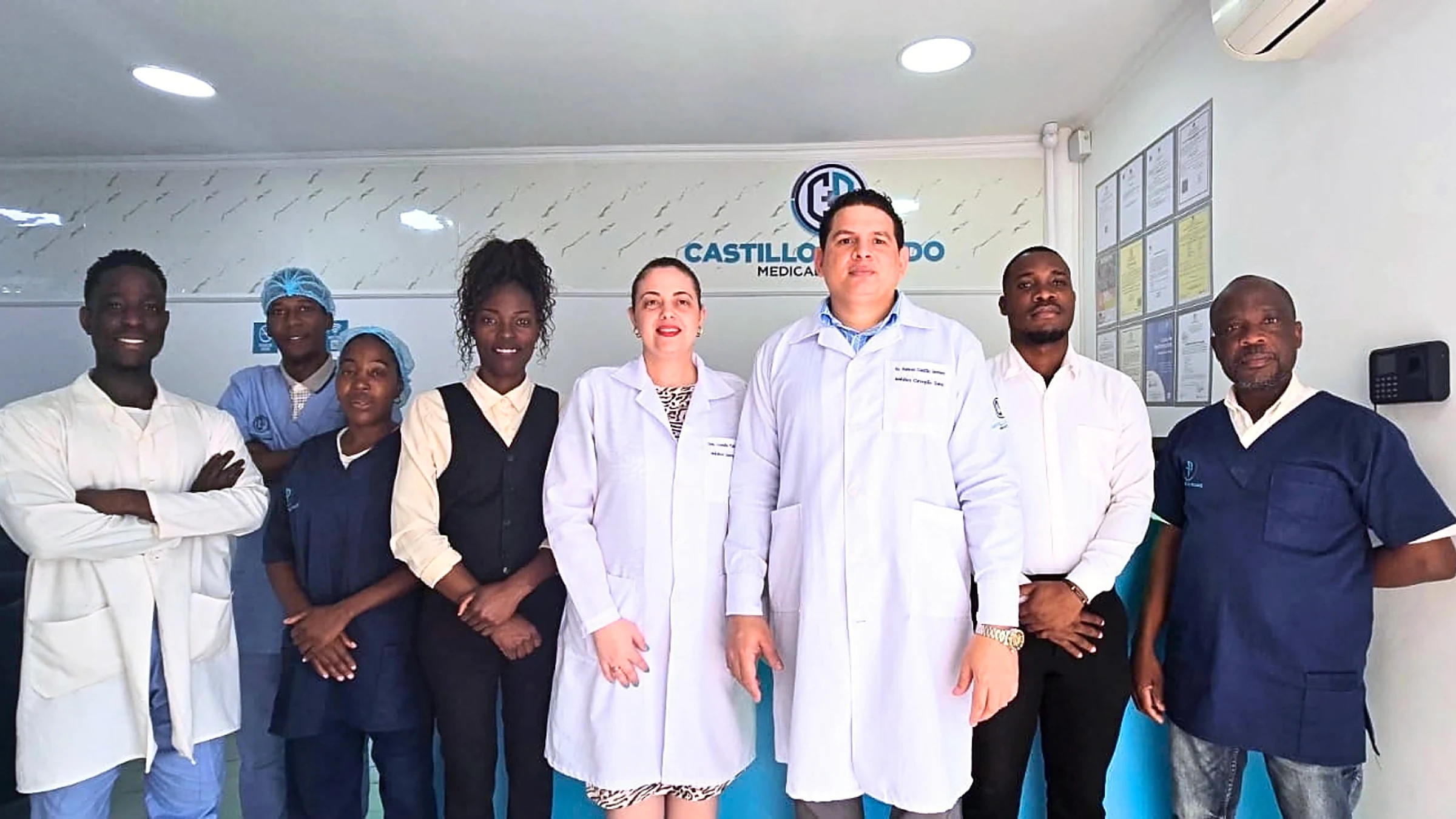 Equipa médica e técnica da Castillo & Pulido Medical Center na recepção da clínica