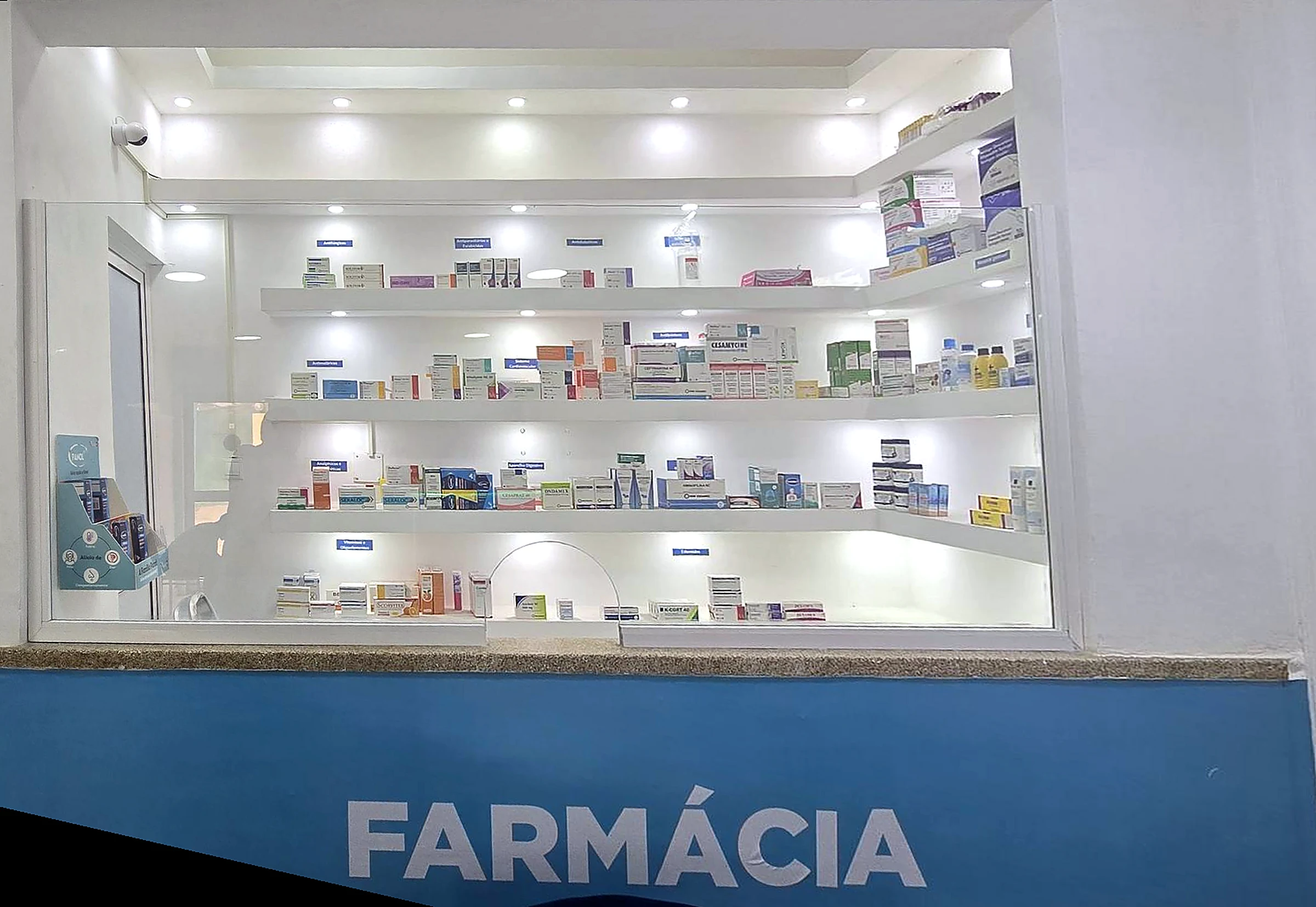 Farmácia da clínica com prateleiras de medicamentos