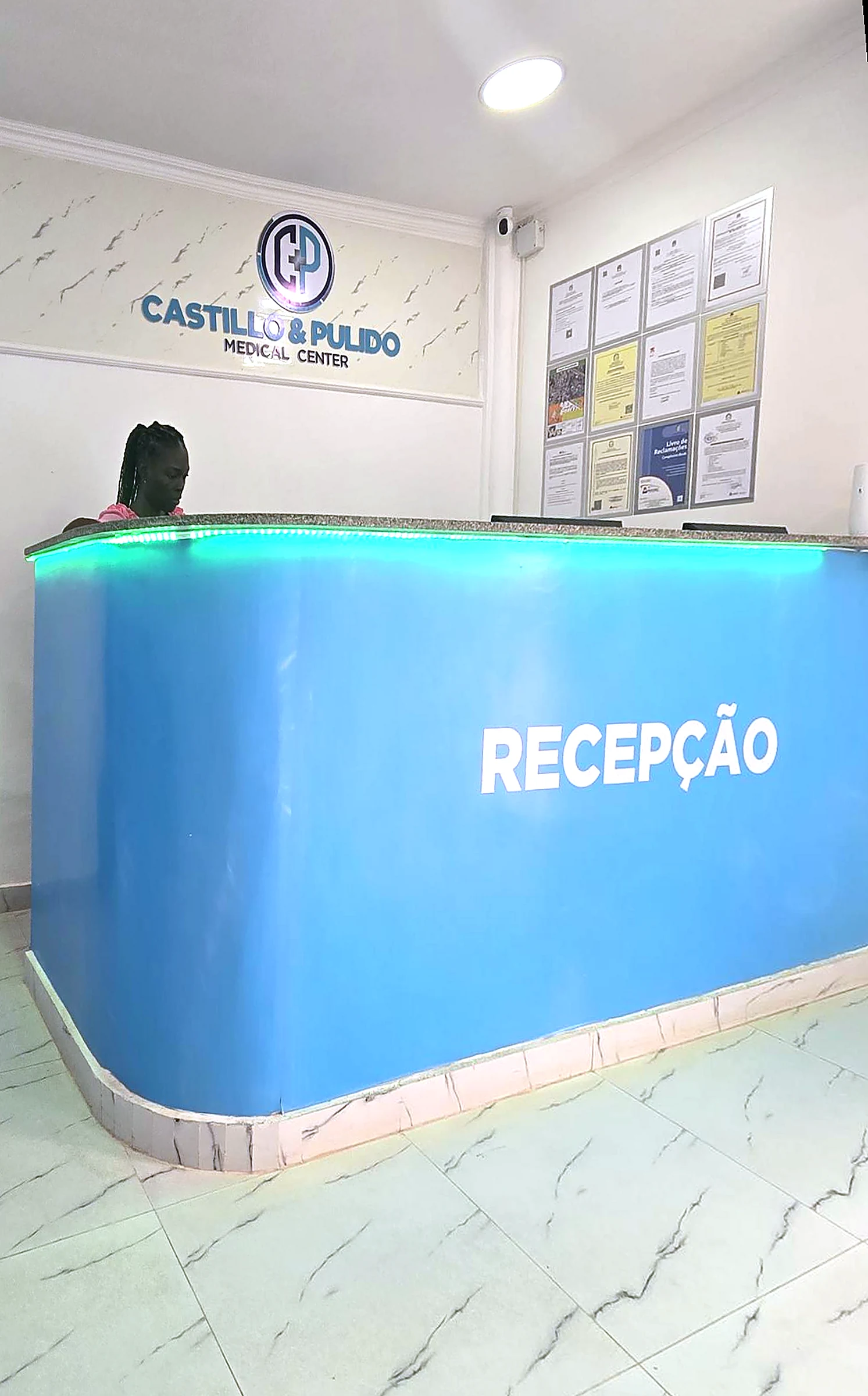 Recepção iluminada da clínica