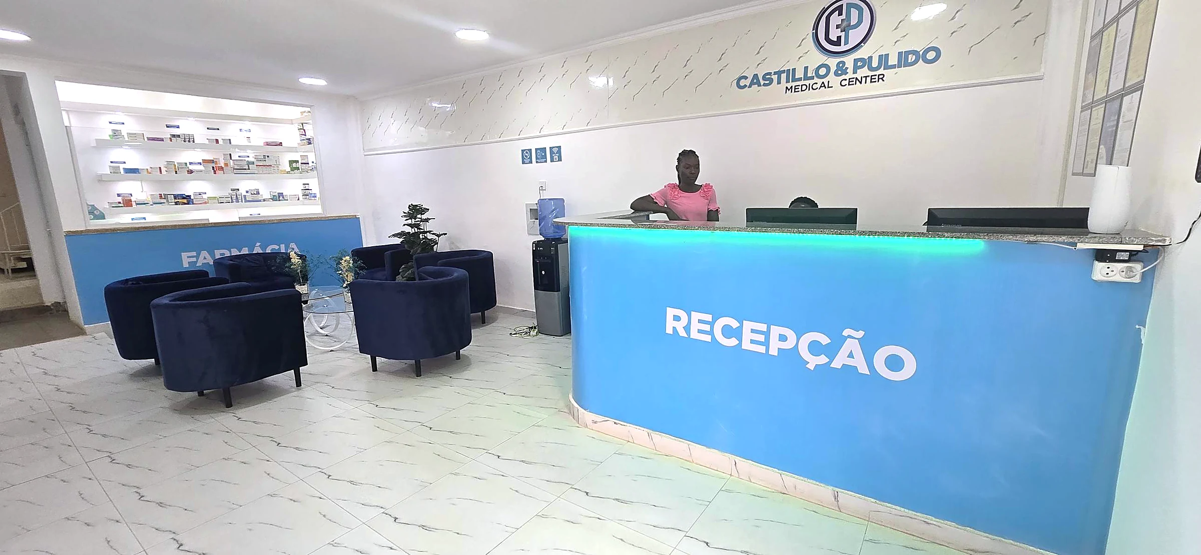 Sala de espera e recepção da clínica